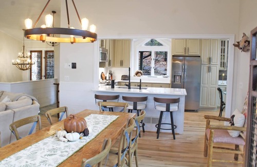 Lake Toxaway Casa | Newly remodeled 3-bedroom house with private hot tub, in welcoming Lake Toxaway.