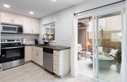 Dana Point Apartamento | Newly remodeled, beautiful community just steps from Strands and Salt Creek beach, enjoy awe-inspiring sunsets overlooking one of the most picturesque coastlines in Dana Point