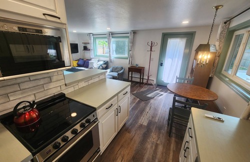 Northport Apartamento | Newly remodeled bright garden apartment right in the Village of Northport, MI!