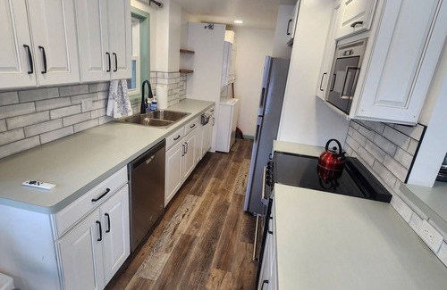 Northport Apartamento | Newly remodeled bright garden apartment right in the Village of Northport, MI!
