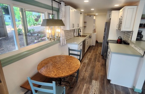 Northport Apartamento | Newly remodeled bright garden apartment right in the Village of Northport, MI!