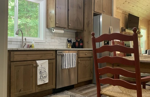 Helen Cabina | Newly Remodeled Cabin on the Chattahoochee! Walking Distance to Helen