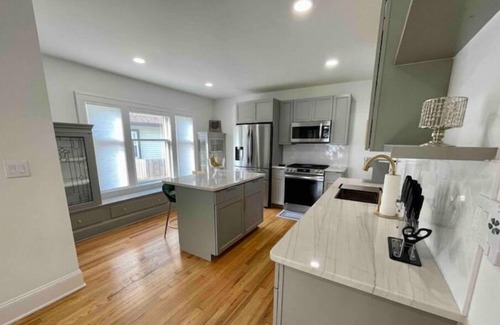 Kamm's Corners Apartamento | Newly remodeled | Close to airport | 3br, 1 ba