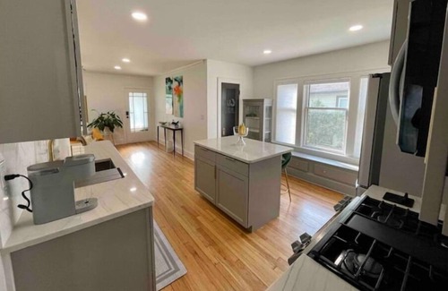 Kamm's Corners Apartamento | Newly remodeled | Close to airport | 3br, 1 ba