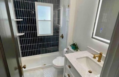 Kamm's Corners Apartamento | Newly remodeled - Close to airport - 3br, 1 ba