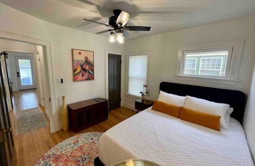 Kamm's Corners Apartamento | Newly remodeled - Close to airport - 3br, 1 ba