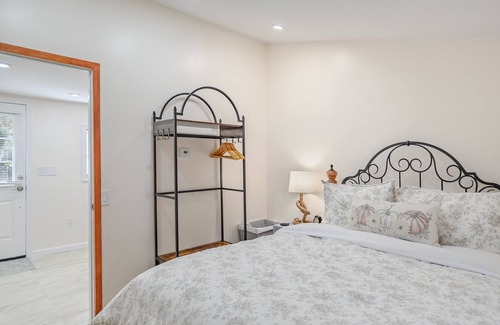 South Britain Cabaña | Newly remodeled cottage on private road. Close to Lake Zoar!