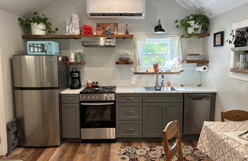 Boone Cabaña | Newly Remodeled Cozy Downtown Cottage