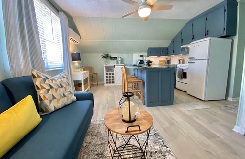 Crisfield Apartamento | NEWLY REMODELED COZY APARTMENT with WATER VIEWS & AMAZING SUNSETS in CRISFIELD!!