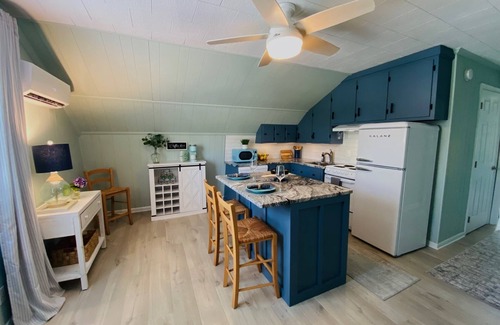Crisfield Apartamento | NEWLY REMODELED COZY APARTMENT with WATER VIEWS & AMAZING SUNSETS in CRISFIELD!!