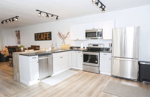 Manhattan Condominio | Newly-remodeled cozy condo, downtown Manhattan, MT!