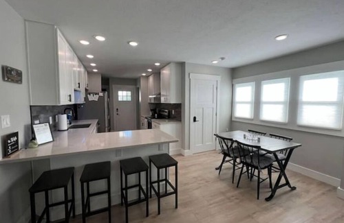 Speedway Casa | Newly Remodeled, Entire home 3BD 3BA, Speedway IN
