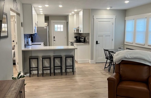 Speedway Casa | Newly Remodeled, Entire home 3BD 3BA, Speedway IN
