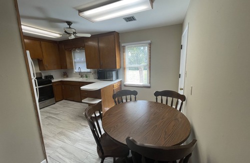 Jenks Casa | Newly remodeled family friendly home in Jenks. Walking distance to Aquarium.