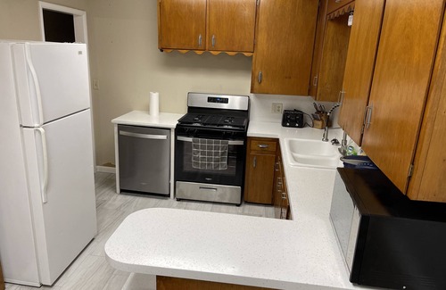 Jenks Casa | Newly remodeled family friendly home in Jenks. Walking distance to Aquarium.