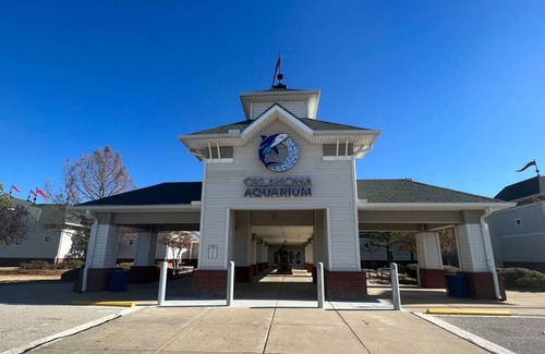 Jenks Casa | Newly remodeled family friendly home in Jenks. Walking distance to Aquarium.