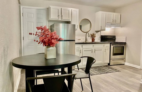 Beech Grove Apartamento | Newly Remodeled Furnished Apts - 1 bed, 2 bed, and studios