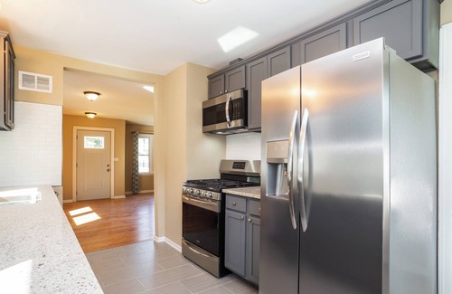Elmhurst Casa | Casa amueblada recientemente remodelada en Elmhurst