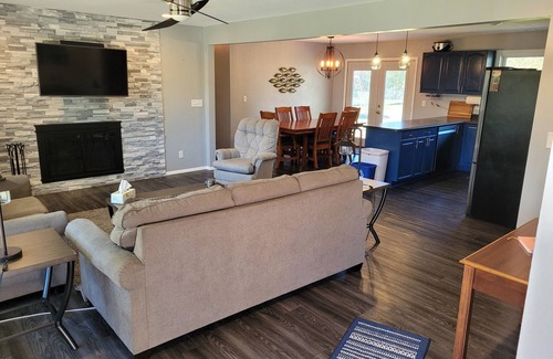 Rothschild Casa | Newly Remodeled In The heart Of The Suburbs