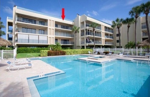 Tierra Verde Condominio | Newly remodeled Island condo with view of the Bay and short walk to beach.