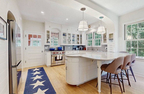 Lakeside Casa | Newly Remodeled Lakeview Home w/screened porch, gas grill, & 300ft from beach