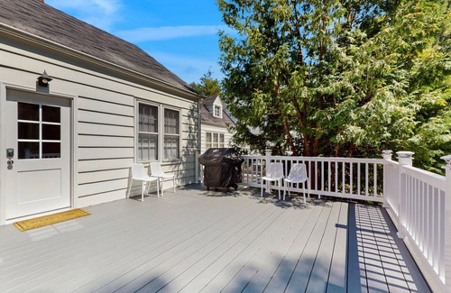 Lakeside Casa | Newly Remodeled Lakeview Home w/screened porch, gas grill, & 300ft from beach