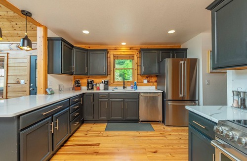 Wolf Laurel Cabina | Newly Remodeled Luxe Cabin, Comfy Beds, Great Views, Hot Tub, at Hatley Pointe!
