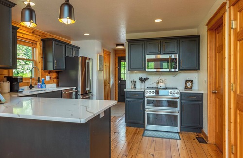 Wolf Laurel Cabina | Newly Remodeled Luxe Cabin, Comfy Beds, Great Views, Hot Tub, at Hatley Pointe!