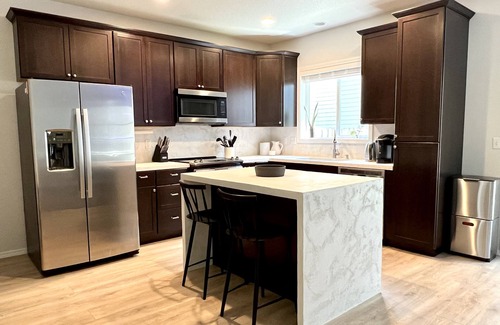 Minnehaha Casa | Newly Remodeled Modern Home in a quiet area- Center of Vancouver!
