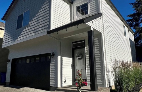 Minnehaha Casa | Newly Remodeled Modern Home in a quiet area- Center of Vancouver!
