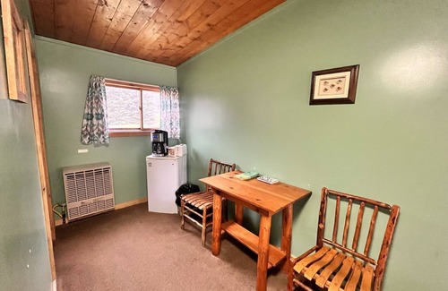 Cooke City-Silver Gate Apartamento | Newly Remodeled Motel Room with 1 Queen Bed, Bathroom with shower. Mini Fridge, Coffee Maker. Situated close to the General Store in Silver Gate, MT