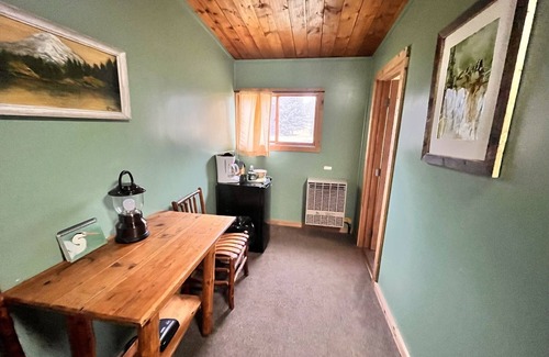 Cooke City-Silver Gate Apartamento | Newly Remodeled Motel Room with 1 Queen Bed, Bathroom with shower. Mini Fridge, Coffee Maker. Situated close to the General Store in Silver Gate, MT