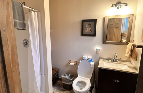 Cooke City-Silver Gate Apartamento | Newly Remodeled Motel Room with 1 Queen Bed, Bathroom with shower. Mini Fridge, Coffee Maker. Situated close to the General Store in Silver Gate, MT