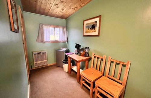 Cooke City-Silver Gate Apartamento | Newly Remodeled Motel Room with 1 Queen Bed, Bathroom with shower. Mini Fridge, Coffee Maker. Situated close to the General Store in Silver Gate, MT