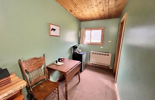 Cooke City-Silver Gate Apartamento | Newly Remodeled Motel Room with 1 Queen Bed, Bathroom with shower. Mini Fridge, Coffee Maker. Situated close to the General Store in Silver Gate, MT