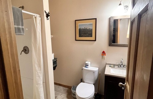 Cooke City-Silver Gate Apartamento | Newly Remodeled Motel Room with 1 Queen Bed, Bathroom with shower. Mini Fridge, Coffee Maker. Situated close to the General Store in Silver Gate, MT