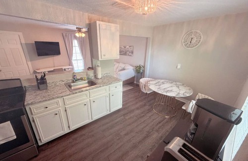 Northside Apartamento | Newly Remodeled Oasis | Fast WiFi + Vit C Shower