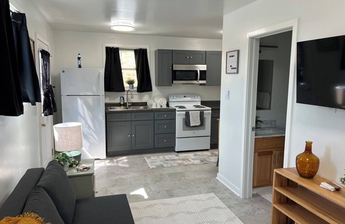 Tire Hill Apartamento | Newly remodeled spacious studio apartment in Johnstown, Richland Township, PA.
