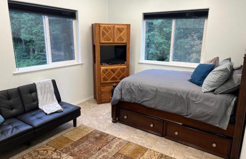 Rabbit Creek Apartamento | Newly Remodeled spacious units, minutes from mountains, inlet, downtown and airport