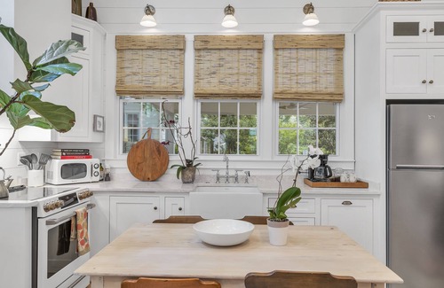 Greenville Cabaña | Newly Remodeled Upscale Downtown Guest Cottage - 1br loft - Sleeps 6
