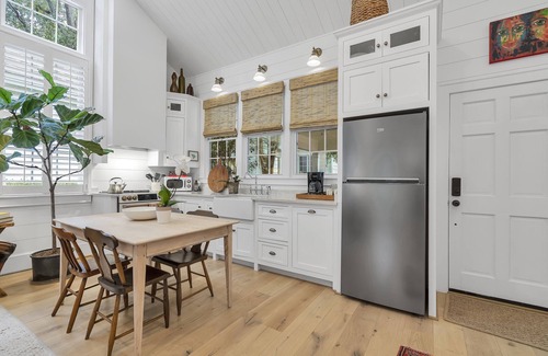 Greenville Cabaña | Newly Remodeled Upscale Downtown Guest Cottage - 1br loft - Sleeps 6