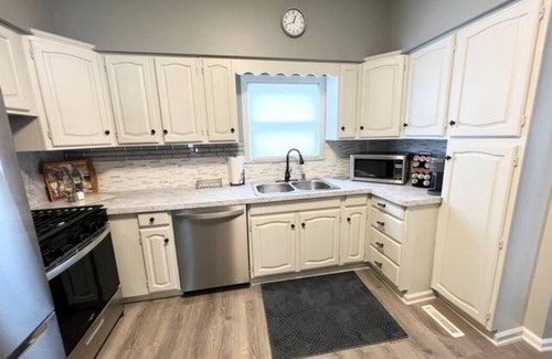 Cuyahoga Falls Casa | Newly Remodeled in Cuyahoga Falls! Close to everything!