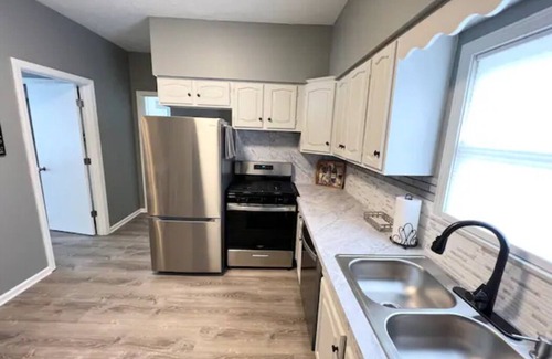 Cuyahoga Falls Casa | Newly Remodeled in Cuyahoga Falls! Close to everything!