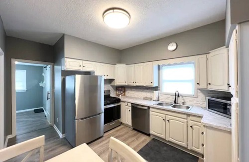 Cuyahoga Falls Casa | Newly Remodeled in Cuyahoga Falls! Close to everything!