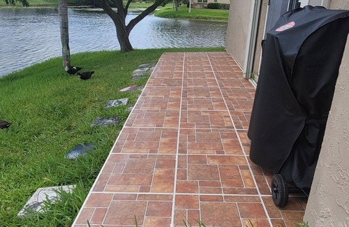 Pembroke Pines Condominio | newly remodeled modern smart home on a lake