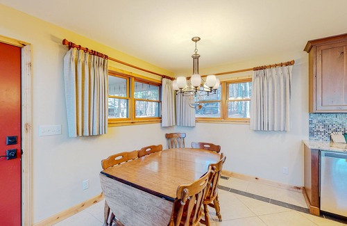 Empire Casa | Newly remodeled waterfront home on Little Glen Lake with deck, gas grill, AC