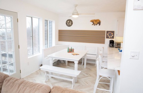 Hidden Valley Casa | Newly Remodelled Unique Beautiful Townhome near the slopes