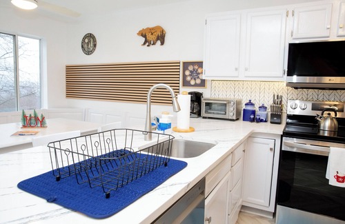 Hidden Valley Casa | Newly Remodelled Unique Beautiful Townhome near the slopes