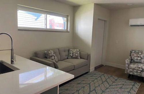 Tiffin Apartamento | Newly Remolded! Near Downtown. 1 King bed