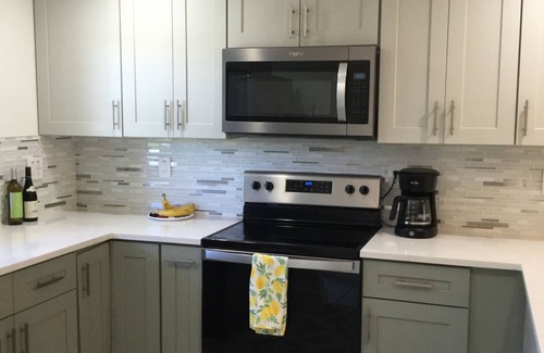 Bel Air Condominio | Newly Renovated Condo at the Beach